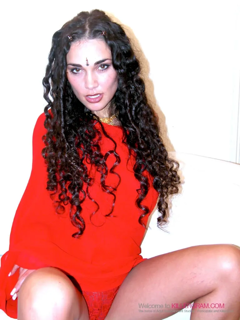 Killergram 'Get Up Close' starring Robyn Hunter (Photo 1)