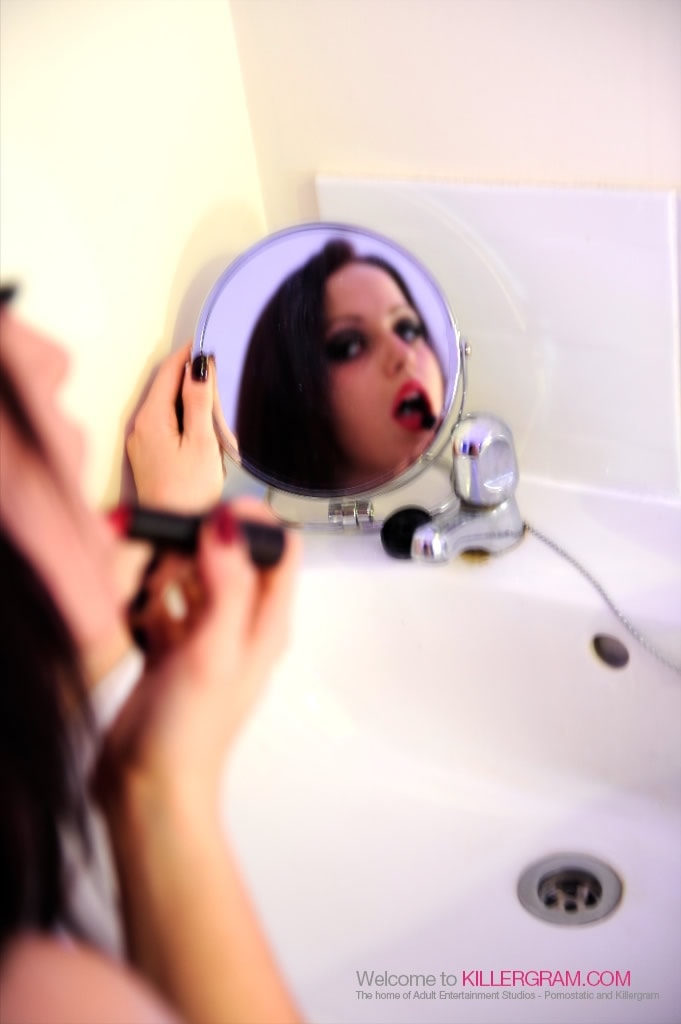 Killergram 'Mirror In The Bathroom' starring Sasha Rose (Photo 6)